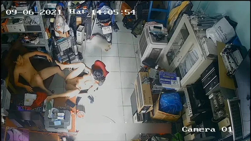 Vợ yêu chồng trả bài nhau trong của cậu bé máy tính