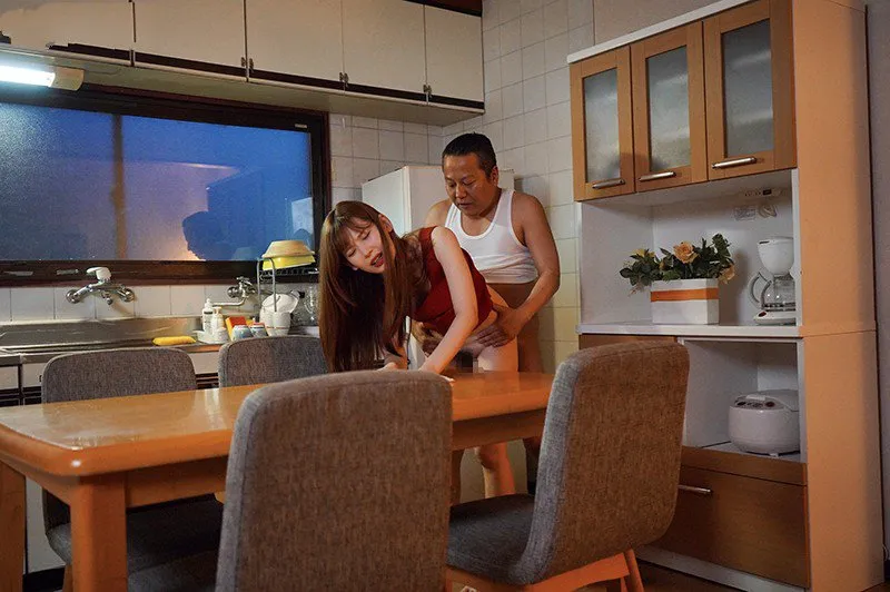 Con gái bị người chồng mới của mẹ làm tình mỗi ngày, cho dù đã có người yêu