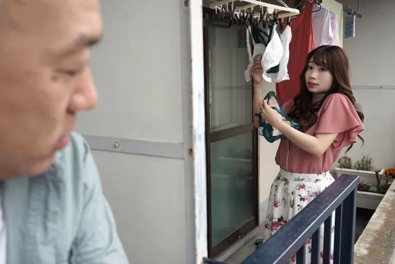 Gã hàng xóm chuyên soi mói và cặp vợ người chồng thường xuyên rên la quá to