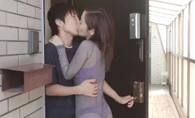 Em hotgirl cạnh nhà với chiếc quần lót lọt khe và cậu nhóc gần nhà may mắn