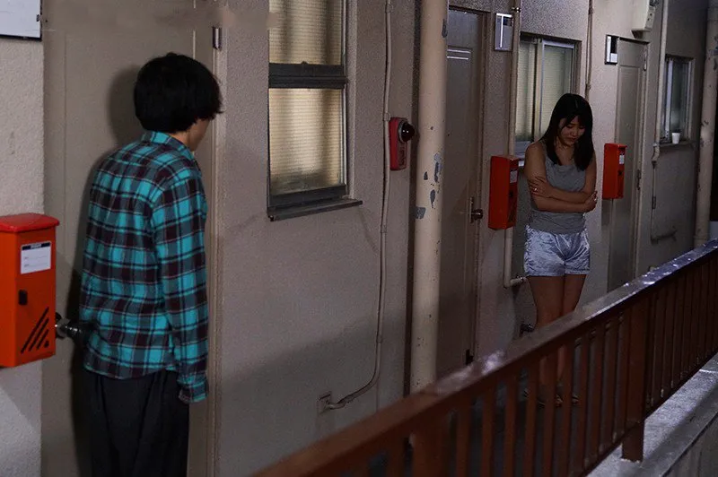 Bí mật địt nhau với cô nàng nhà bên cãi nhau bị gã chồng đuổi ra cửa