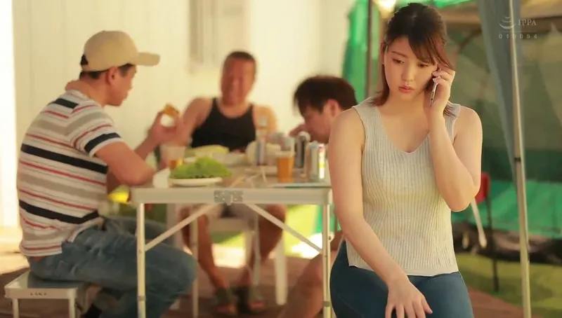 Gã chồng khờ để bà xã tham gia sự kiện cắm trại với mấy gã nhà cạnh bên và cái kết