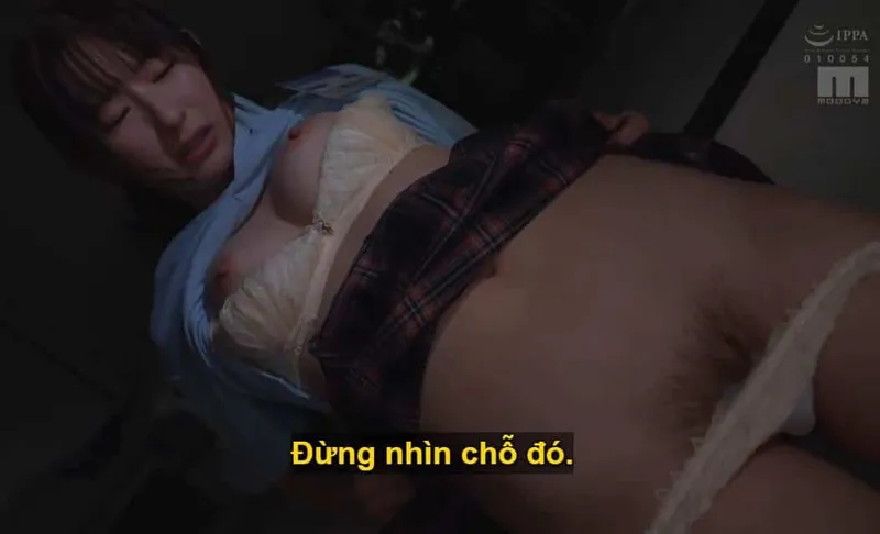 Sếp lớn lập mưu đụ con nhỏ nhân viên kiêu căng lười nhác, suốt ngày chỉ chăm chăm chat chit với người yêu.