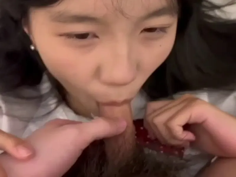 Em loli dễ thương mút cậu bé biến em thành con em đĩ nứng p2